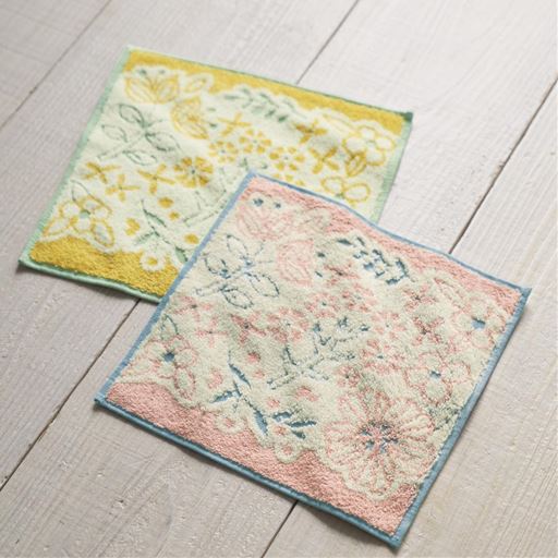 タオルハンカチは洗い替えもできる色違い2枚組でお届け。