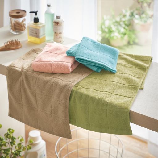 (左から) ベージュ・ピンク・ブルー・グリーン<br>カットできて、最後までムダなく使える! 格子柄エコタオルです。