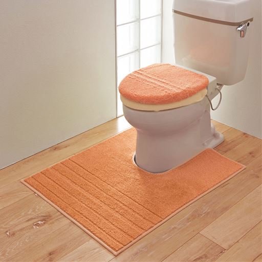ピーチオレンジ ロング(横70×縦90cm) ※商品はトイレマットです。<br>奥の飛び散りまでカバーする耳長サイズ。