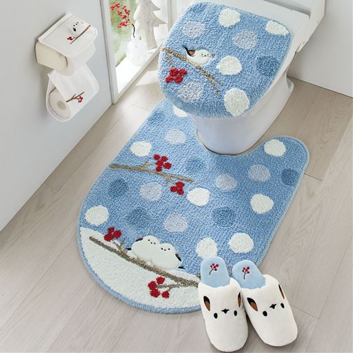 ブルー<br>真っ白でふわふわの小鳥「シマエナガ」がかわいいトイレフタカバーです。