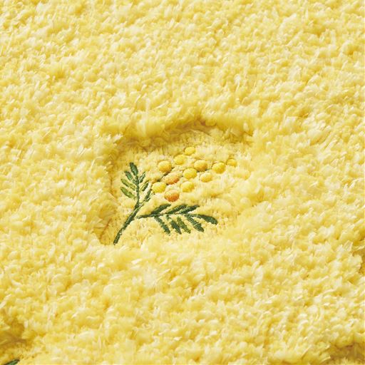 イエロー(ミモザ)<br>丁寧に施された愛らしい花刺繍。