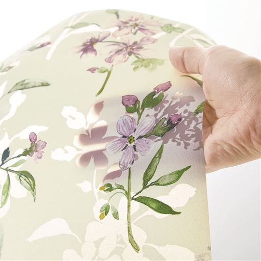 一部が透けているので床色に自然になじみます。