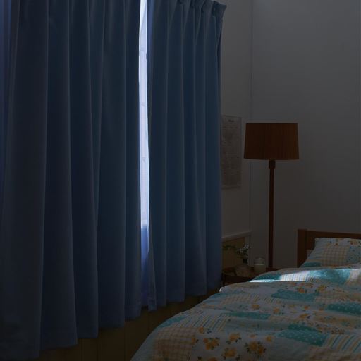 朝日や西日の強い部屋でも、まぶしい日差しをカット。夜の光漏れも防ぐので寝室にもおすすめ。 <br>※完全遮光ではありません。使用環境下や色によって暗さの印象は多少異なります。