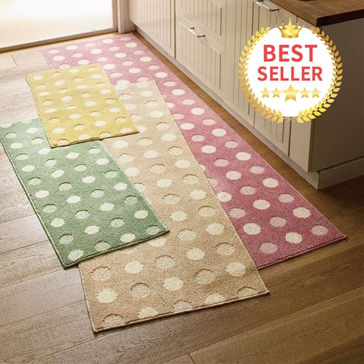 空間のアクセントとしても可愛い! シンプルなドット柄のキッチンマットです。