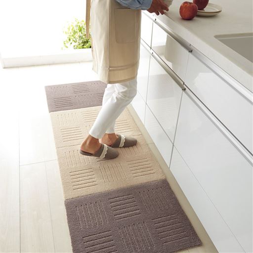 ベージュ2枚・ブラウン2枚(45×60cm)<br>表面はふかふかパイルで踏み心地がよく、ズレにくいのが特長。