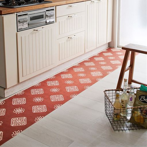 ブラウン<br>水や油で傷みやすいキッチンの床も簡単にキレイをキープ。