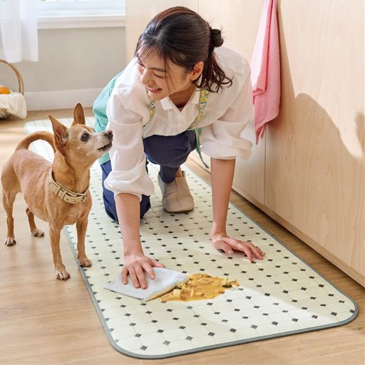 クリーム系(タイル柄)<br>水や油で汚れやすいキッチンの床の汚れ防止にも。