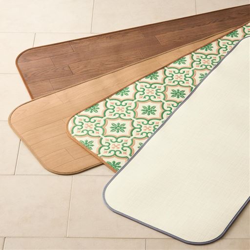 (奥から)ダークブラウン(木目調)、ナチュラル(木目調)、グリーン系(タイル柄)、ホワイト系(無地調)<br>ナチュラルな木目調と無地調、アクセントになるタイル柄をご用意しました。