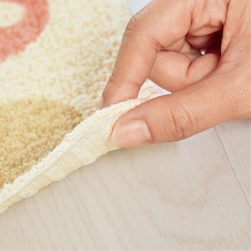 厚み約4mm。薄手でつまずきにくいのが特長。