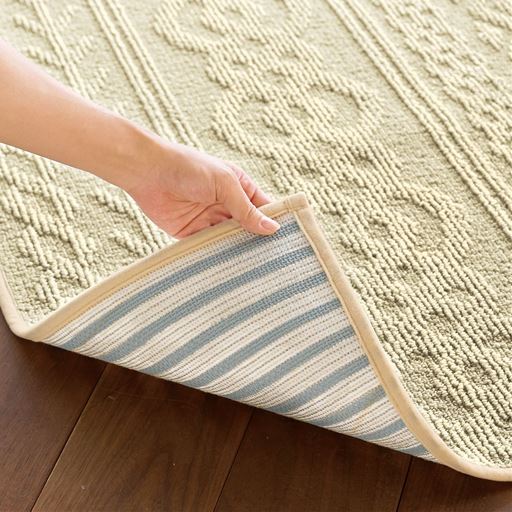 裏面は特殊なボーダー状のすべりにくい加工で、一般的なマットよりも密着性を高め、ズレにくさを強化しました。