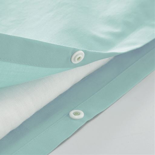 足元2ケ所スナップボタンで閉めるのラクラク!