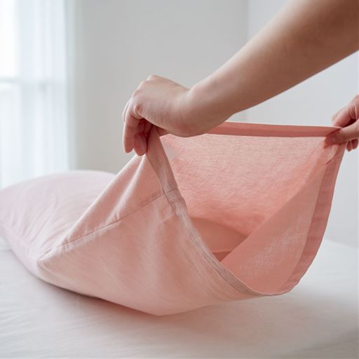 枕カバーは封筒式で、ごろつくファスナーがなく着脱も簡単。