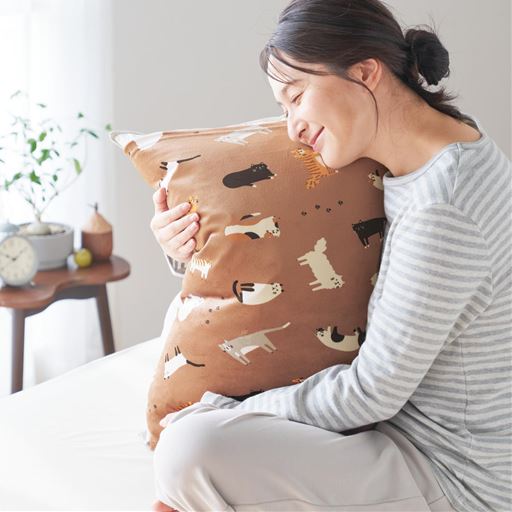 H (ネコたち)<br>なめらかなベロアの肌ごこちにうっとり。