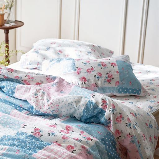 ピンク ※商品は枕カバーです。<br>パッチワーク柄×小花柄の両面柄違いがかわいい!