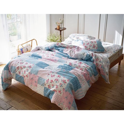 ピンク ※商品は掛け布団カバーです。<br>パッチワーク柄×小花柄の両面柄違いでお部屋をパッと明るい雰囲気に。