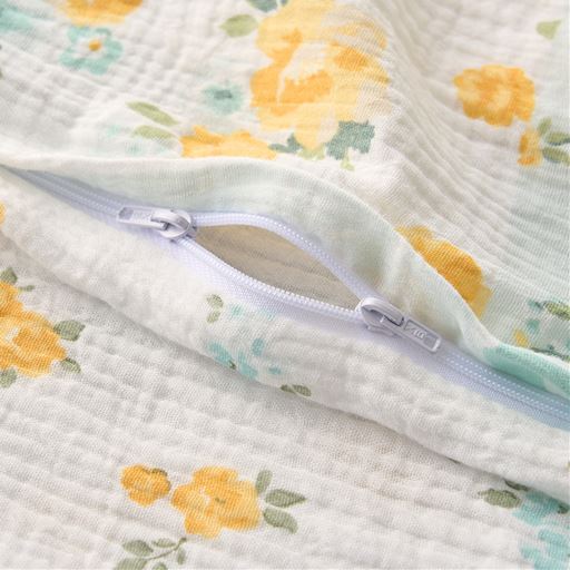 両開きファスナー仕様で着脱も簡単。