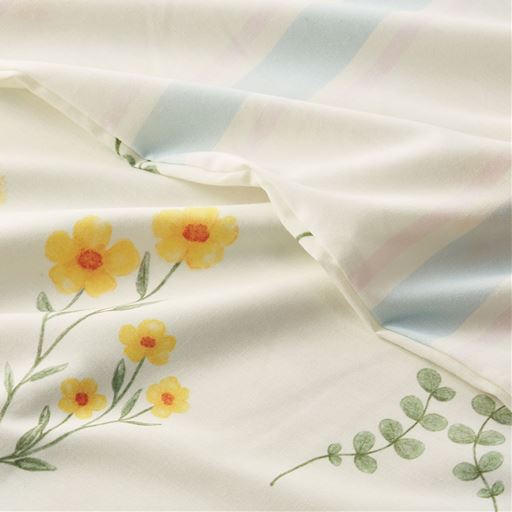 生地拡大(クリーム)<br>なめらかな肌ざわりの綿混素材。