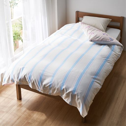 ストライプ柄を表にしても使えるリバーシブル仕様。