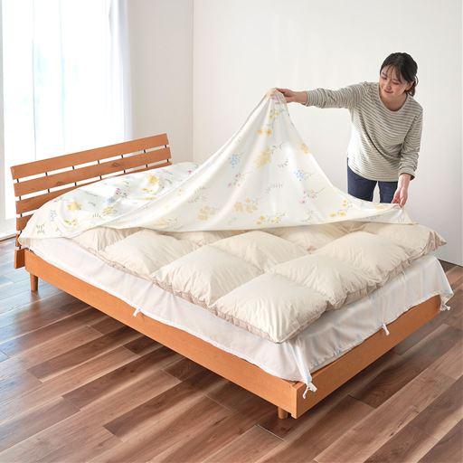 使い方(2)<br>8ケ所のホック付きズレ防止テープを留めて布団カバーを被せます。