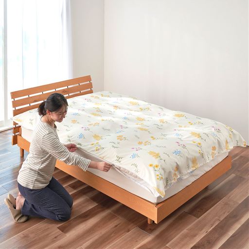 使い方(3)<br>両端のファスナーを閉めて、足元のスナップボタンを留めれば完成!