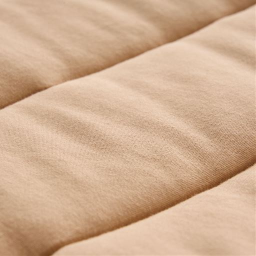 側生地はTシャツにも使われる綿100%天竺ニットで快適な肌ざわり。