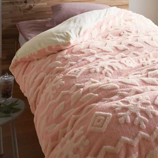 ピンク(雪柄)<br>布団に入った瞬間のひんやり感がなく、朝まであたたかく眠れます。