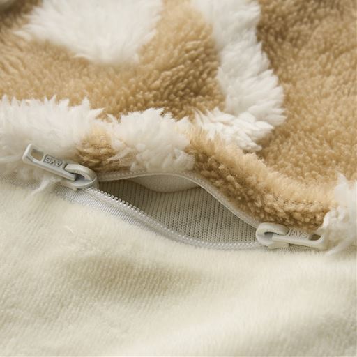 両開きファスナー仕様。