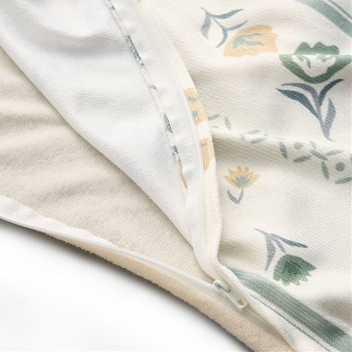 端まで開く全開ファスナーで着脱もラクラク。