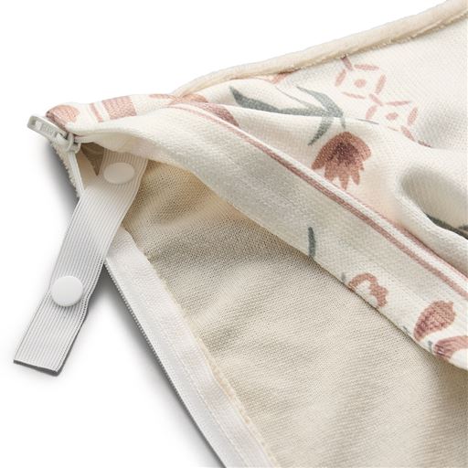 8ケ所ホック付きズレ防止テープでしっかり固定。