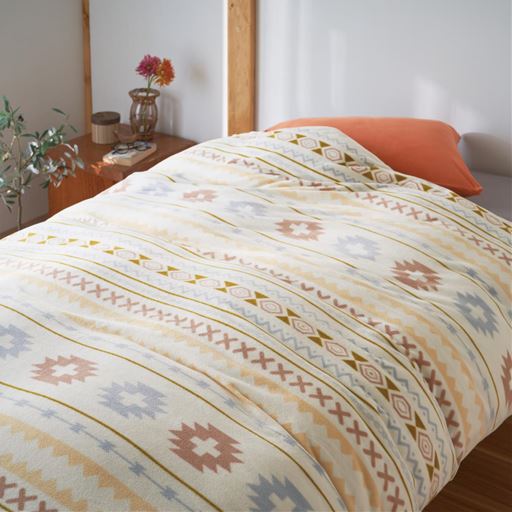 B (エスニック風)<br>おしゃれな柄がお部屋のアクセントに。