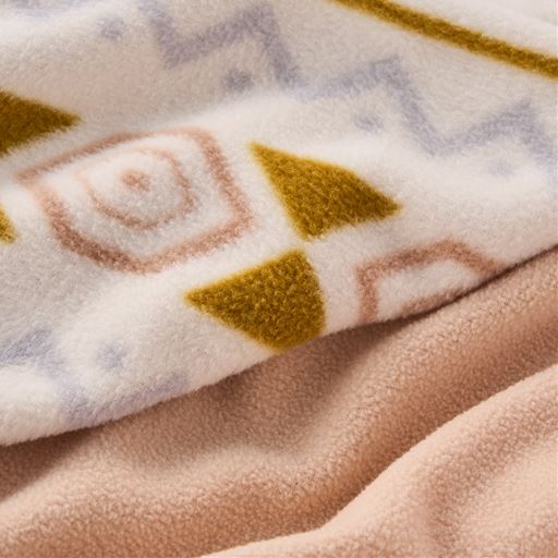 B (エスニック風)<br>きめ細かな起毛のマイクロフリース素材で、心地よい肌ざわり。