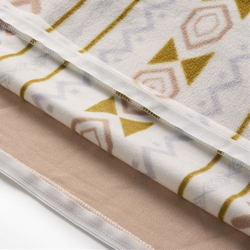 B (エスニック風)<br>大きく開くのでカバーの着脱も簡単です。