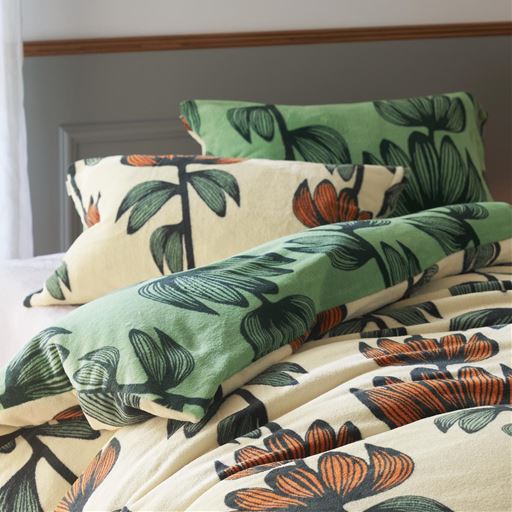 アイボリー<br>大胆でモダンな花柄のあったか枕カバーです。