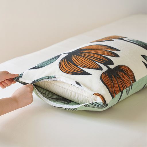 枕カバーはファスナー式で着脱が簡単。