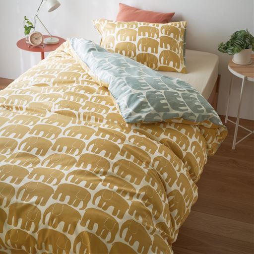 ELEFANTTI(エレファンティ)<br>1969年からロングセラーの柄。デザイナーが子どもの頃に遊びに行った友達の家での思い出からインスピレーションを受けたデザイン。