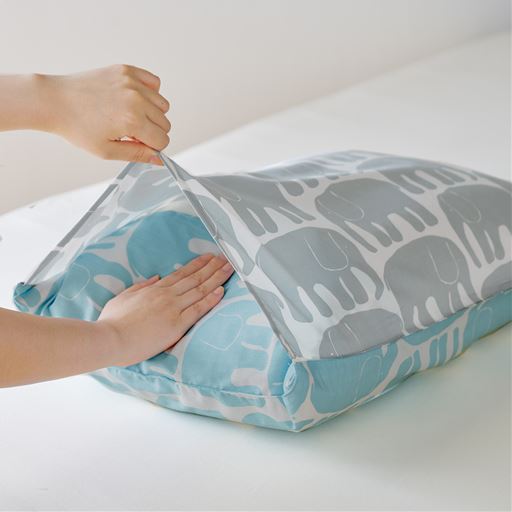 枕カバーはファスナー式で着脱が簡単。