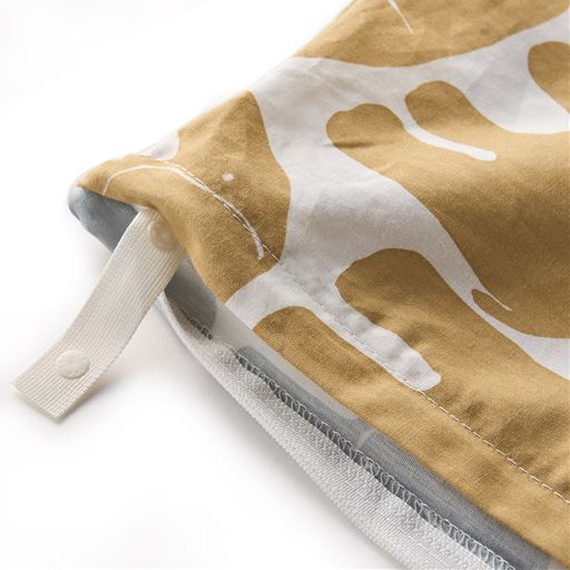 8ケ所ホック付きズレ防止テープで布団とカバーをしっかり固定。