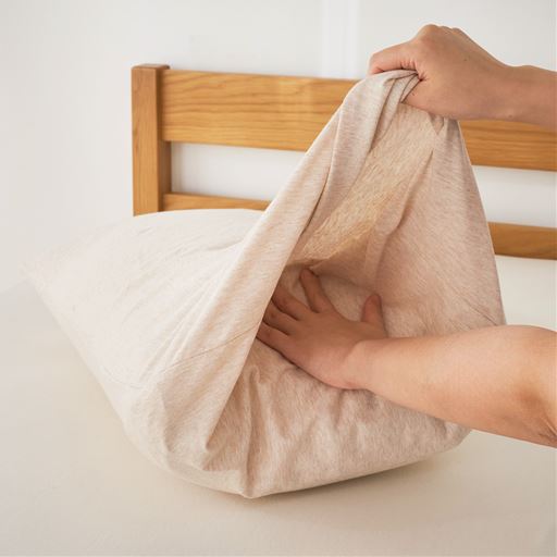 余った部分を折り込んでサイズ調整が可能です。