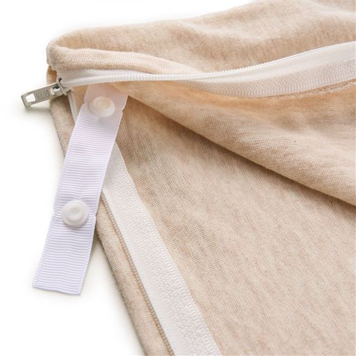 8ケ所のホックで布団とカバーをしっかり固定。