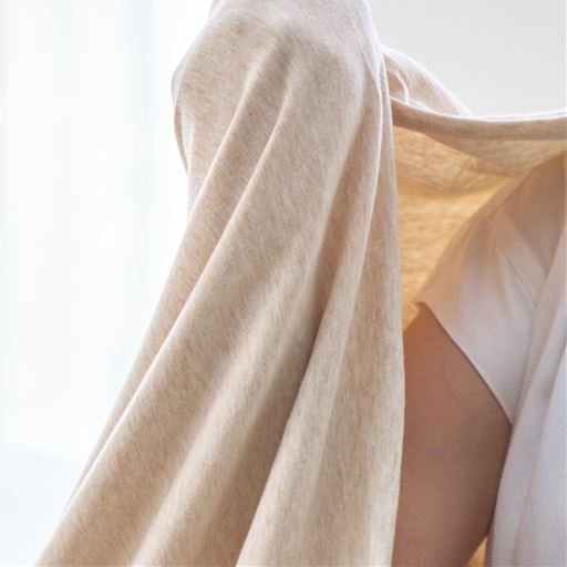 肌なじみが良く、寝返りを打ってもガサガサ音がしないのが魅力。寒暖差のある時期も、適度な保温性で心地よい眠りをサポートします。