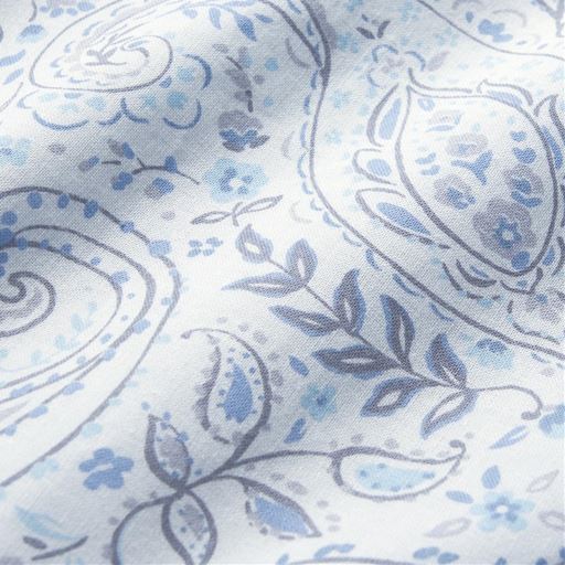 生地拡大(ブルー)<br>心地よい肌ざわりの綿100%素材に、やわらかな曲線が上品なペイズリー柄をプリント。