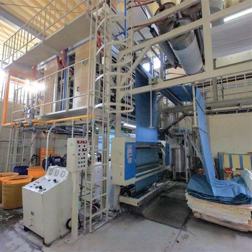 国内の縫製工場で熟練の職人が一枚ずつ丁寧に仕立てました。