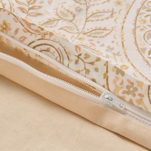 全開・片開きファスナーで着脱もスムーズ。