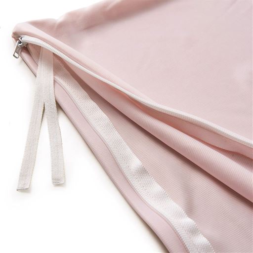 8ケ所のズレ防止ひもで布団とカバーをしっかり固定。