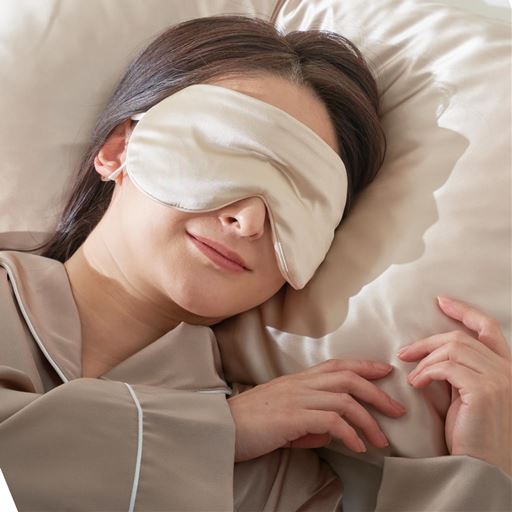 肌にやさしいアイマスクでぐっすり! シルクアイマスクです。