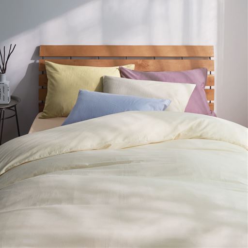 コーディネートイメージ ※商品は枕カバーです。<br>(奥から)オリーブグリーン・ミスティラベンダー・アイボリホワイト・アンティックブルー