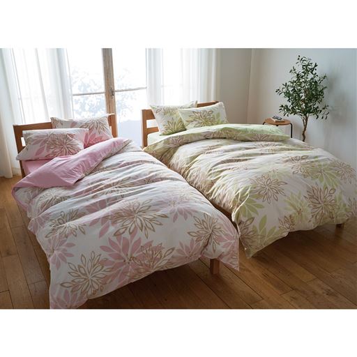 (左から) A (ダリア柄/ピンク)・B (ダリア柄/グリーン) ※商品は掛け布団カバーです。<br>※枕カバーはCR-840、ボックスシーツはCZ-723を使用しています。