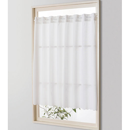 ホワイト(幅140×丈100cm)<br>超音波カットで仕上げた裾スカラップデザインがおしゃれ。