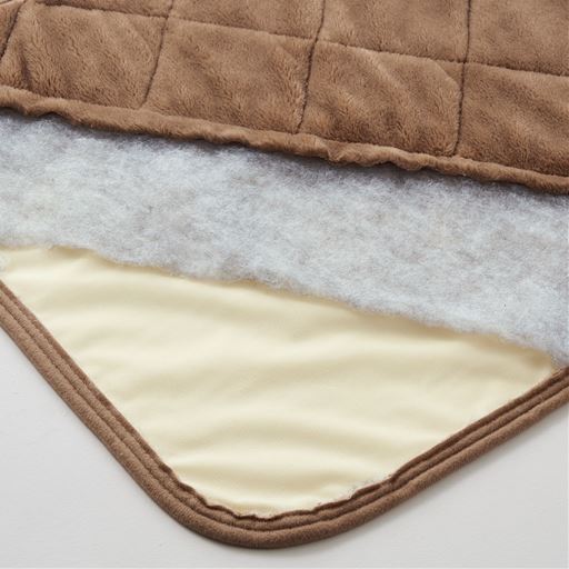 中わたにはじんわりと暖まる蓄熱わたを使用。