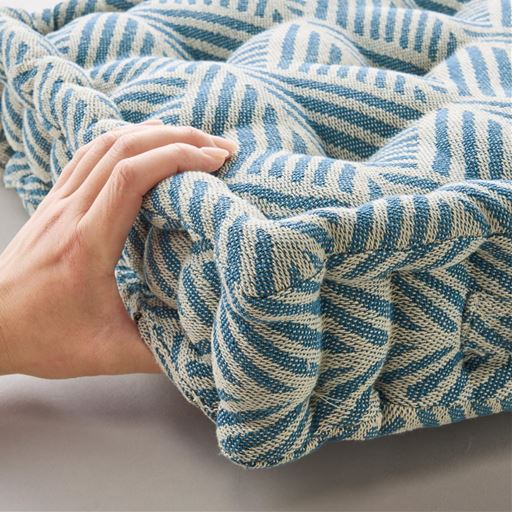 ブルー<br>床付き感を防いでお尻をしっかりサポート。